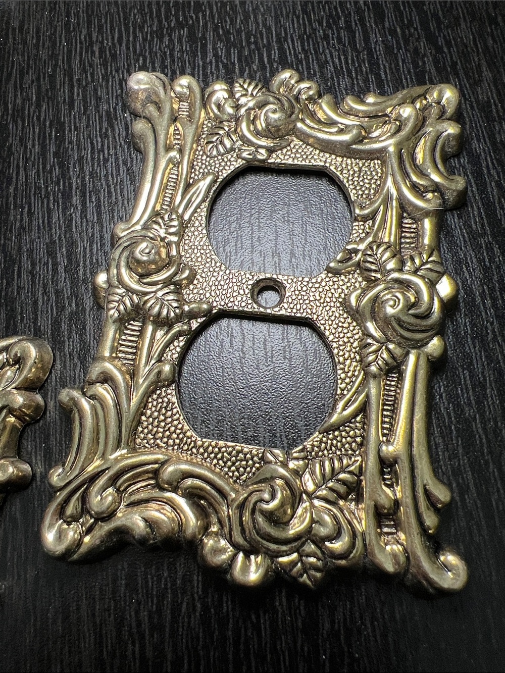 Set of 2 Vintage Hollywood Regency Gold Brass Ornate Rose Outlet Covers - Picture 3 of 6